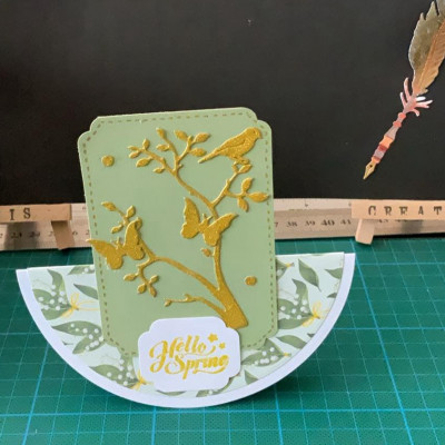 Natacha Piérard:anders gevormde kaart, vogel, goud