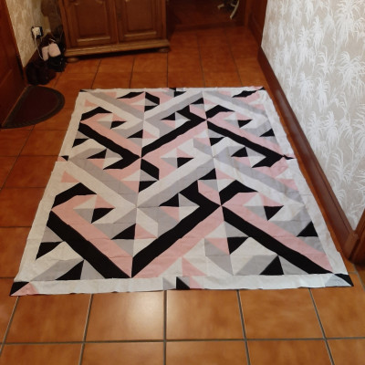 Ça y est le tour est placé. Maintenant molleton, dessous et hop quilting..Annic