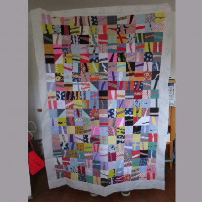 Grand dessus de canapé avec chutes de tissus et appliqués cousus - Liliane