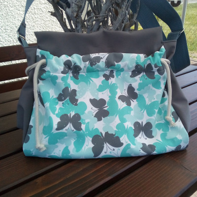 Perlmuschel passend zum Frühling mit Schmetterlingen