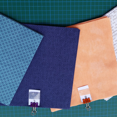 Choix de mes tissus et coupe des carrés. Monique Auvray