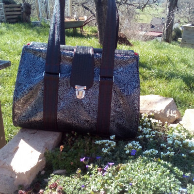 Die Doktortasche aus Kunstleder. Innen ist ein roterSteppstoff.