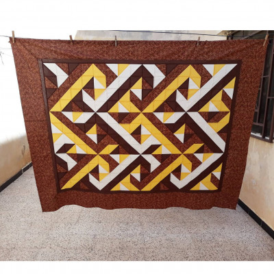 Djamila. Mon top est finit, la bordure est large, je compte la faire "ondulée"