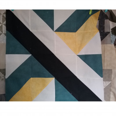 Voici mes derniers carrés assemblés et mon 1er bloc 😁 Sandrine Ardennes