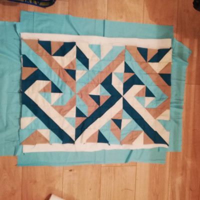 Presque finie la housse de mac et tapis de repassage 2 en 1    Audrey