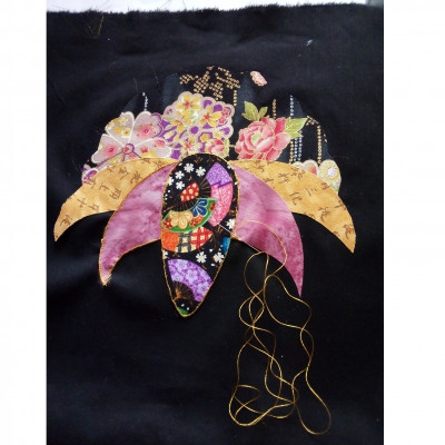 Bloc en cours : dur dur avec le fil doré et en plus noir sur noir... Micheline